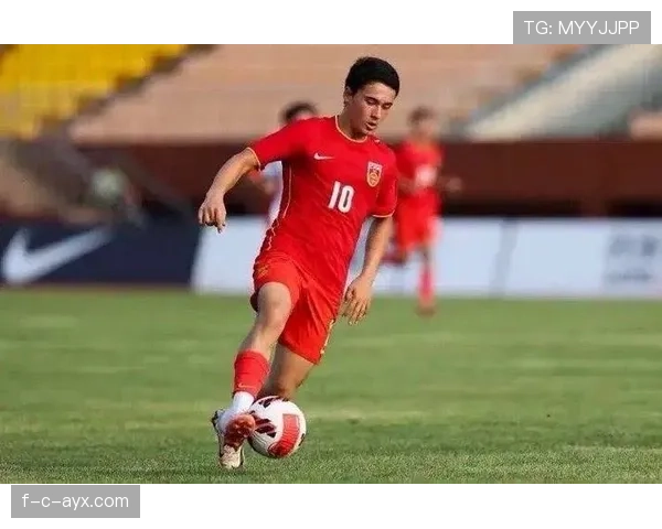 足球新星闪耀赛场：新一代球员崛起引关注，竞争力持续提升