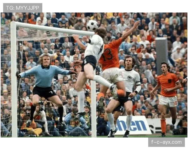 贝肯鲍尔革新控球哲学：现代足球战术的传承与启示