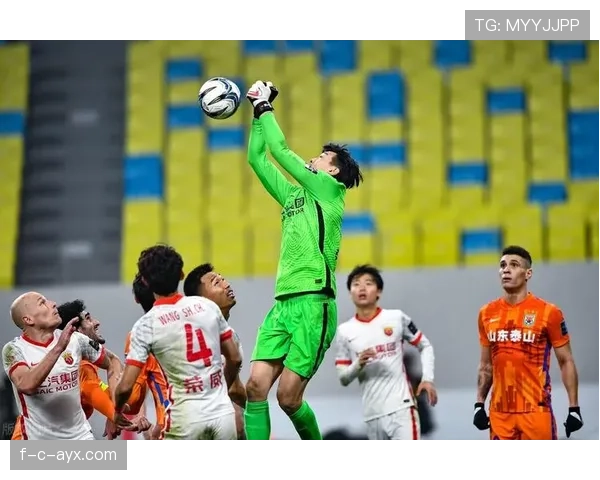 山东泰山防线屡遭打穿,站位漏洞凸显稳定性承压 山东泰山防线屡遭打穿,站位漏洞凸显稳定性承压