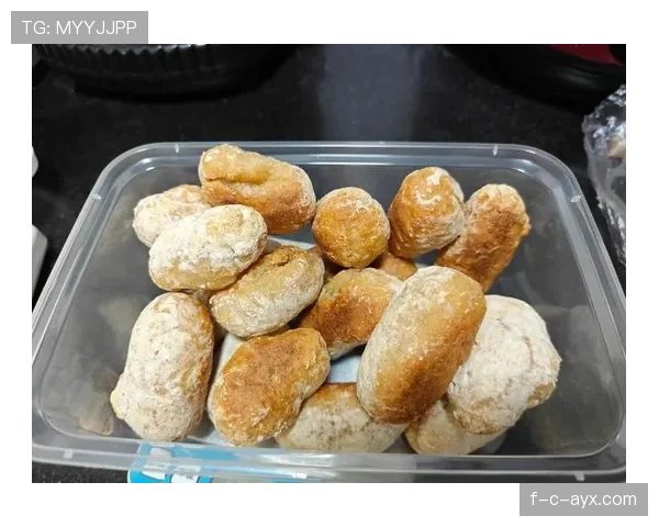 哈兰德冰箱里只放蛋白粉和冰水，连女友送的蛋糕都原封不动退回去