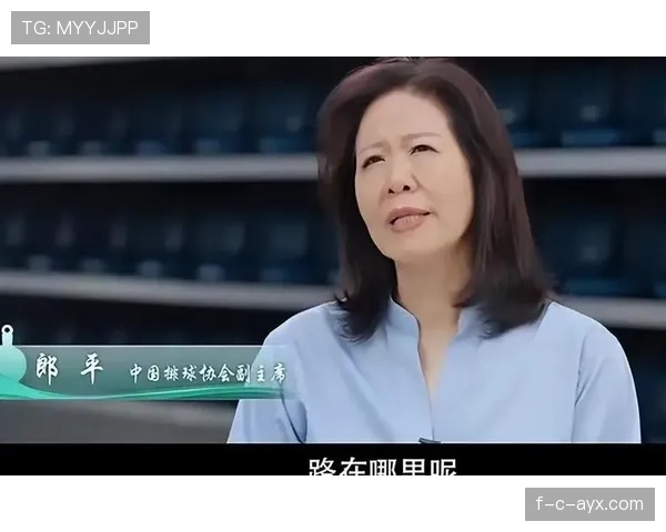 郎平训练完啃馒头配白开水，这自律看得我手里的奶茶不香了